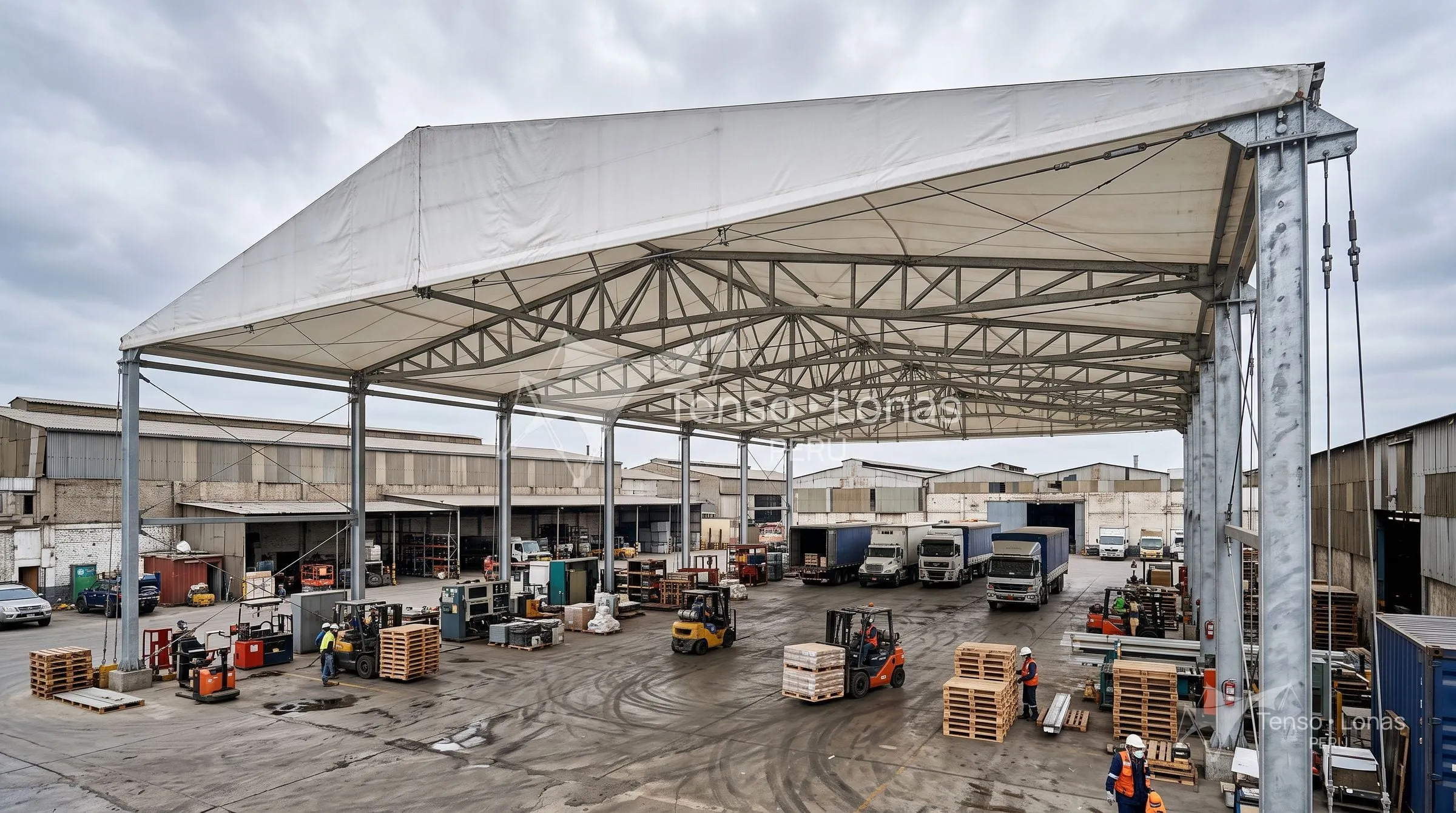 Almacén con estructura de acero y cobertura de lona PVC en zona agroindustrial